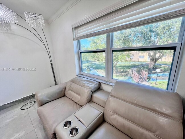 Building Photo - 5140 SW 40th Ave