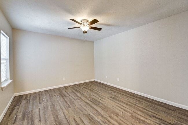 Building Photo - Spacious Home in Hockley – Move-In Ready!