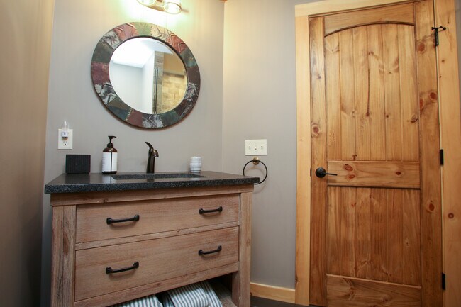 Building Photo - 320 Lakeshore Dr