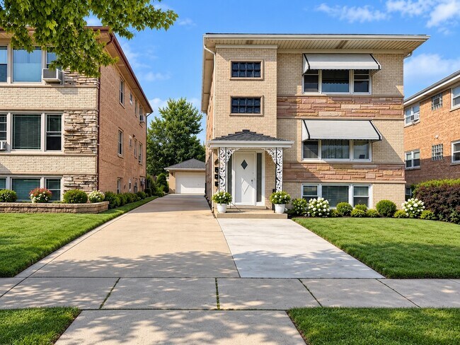 Building Photo - 8608 W Carmen Ave