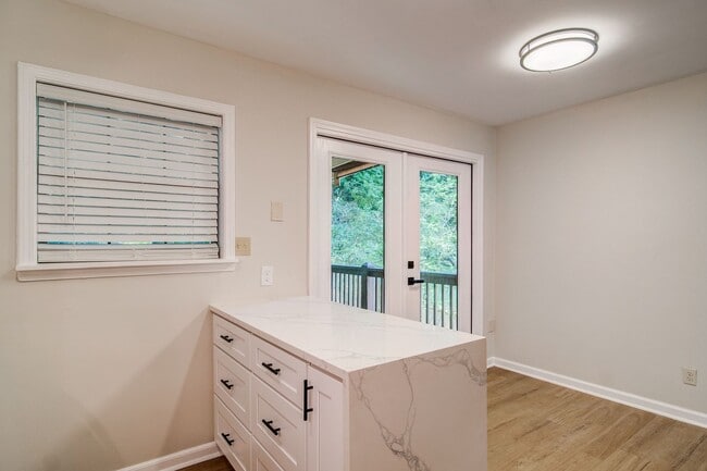 Building Photo - Renovated 4 bed home in Kennesaw w/ Designer Kitchen