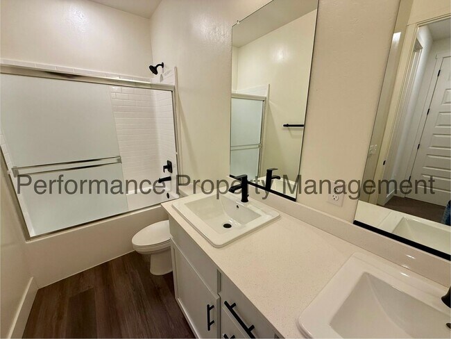 Building Photo - Gorgeous 4 Bed/2 Bath SW Bakersfield Home ...