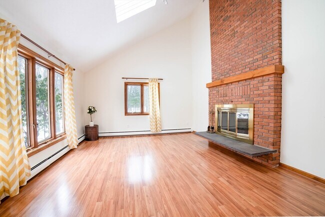 Building Photo - 160 Floral St