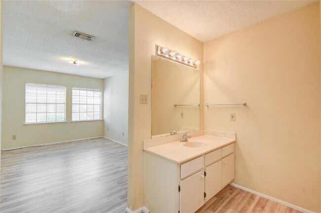 Building Photo - 6103 Ludington Dr