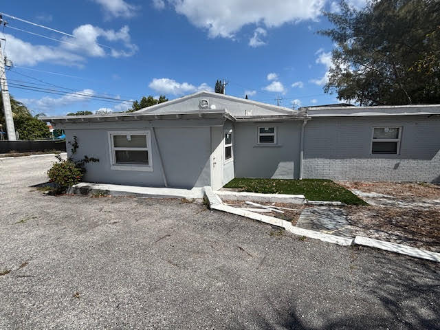 Building Photo - 3619 Pinewood Ave