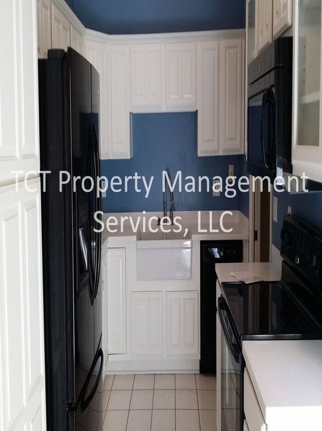 Building Photo - Beautiful Townhome with Fireplace