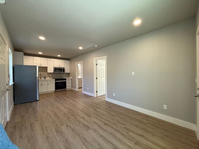 Building Photo - AVAILABLE NOW!  Newly Remodeled 1 bedroom, 1 bath in downtown area, won't last long!