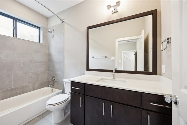Building Photo - 3212 N MacGregor Way