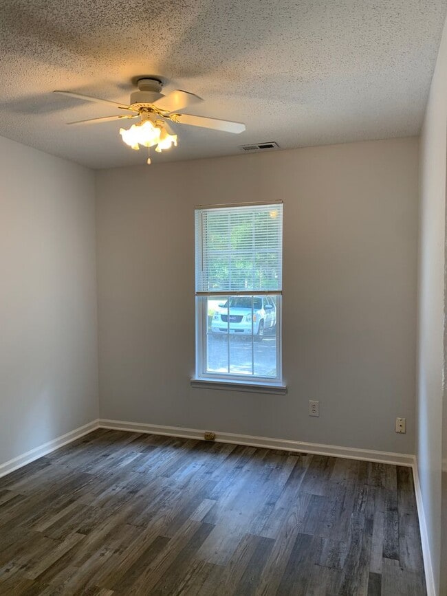 Building Photo - 211 Friendly Ln