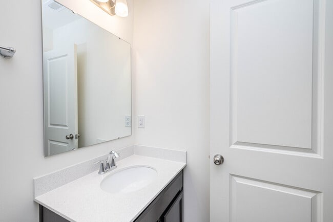 Building Photo - 2 Bedroom Townhome Main Street Pineville - MOVE IN SPECIAL 1 MONTH FREE