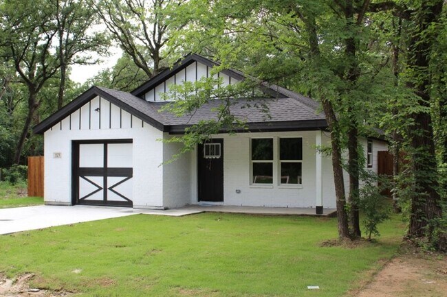 Building Photo - Beautiful 3 Bedroom / 2 Bath Home with Garage & Fenced Yard