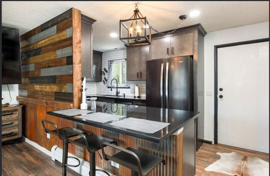 Building Photo - 2700 S Holly St