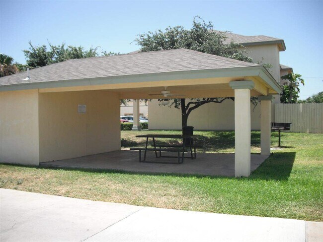 Building Photo - 1000 Ranchway Dr