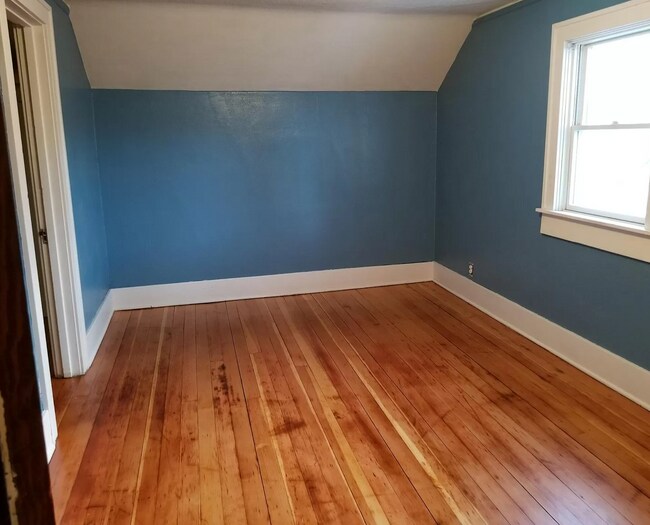 Building Photo - 814 11th Ave N