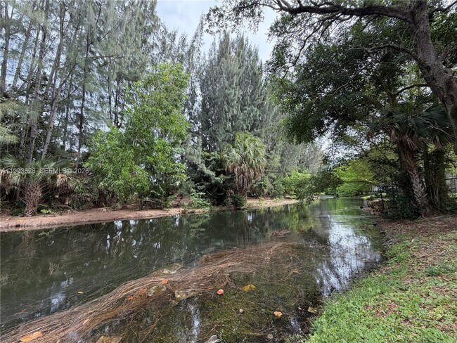 Building Photo - 400 Commodore Dr