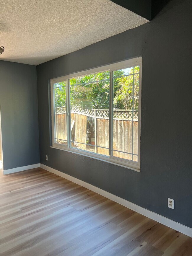 Building Photo - 4Bedroom House