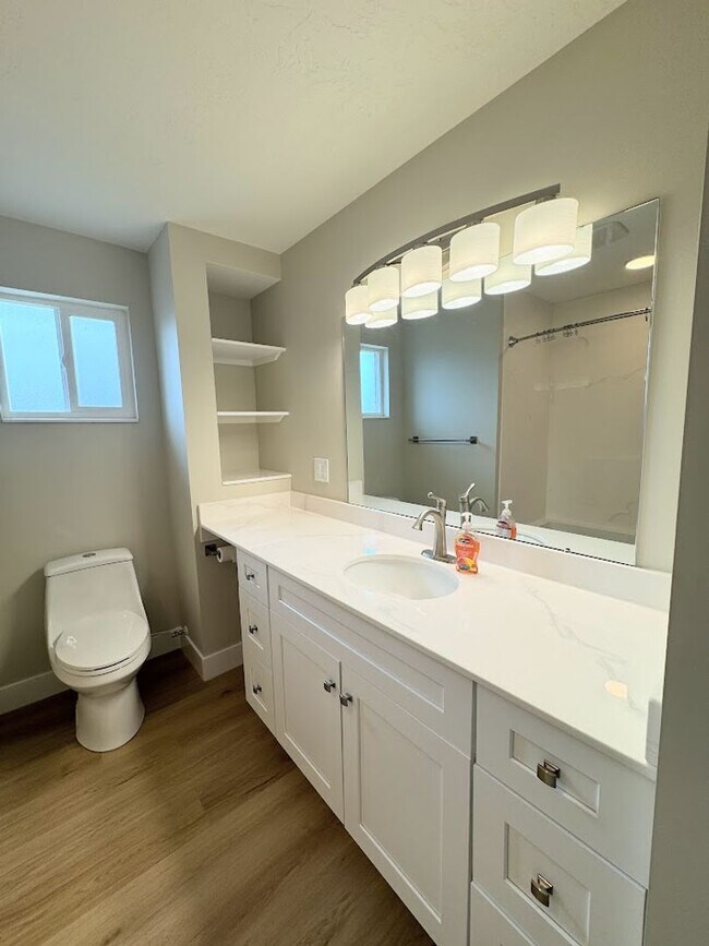 Building Photo - Beautiful remodeled home in Orem!