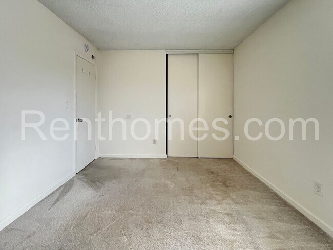 Building Photo - 11303 Kelowna Rd