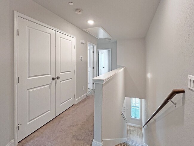 Building Photo - Charming Townhome Near I-35 & Randolph AFB