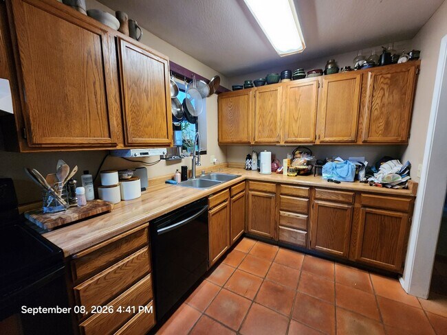 Building Photo - 493 Brassie Ave