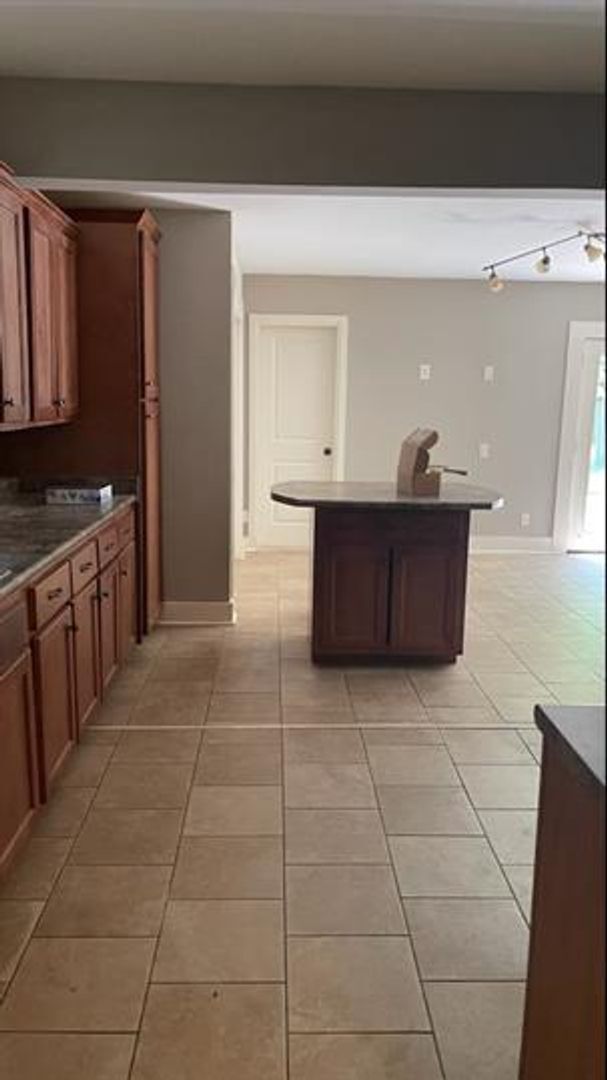 Building Photo - Charming 3-Bedroom Home in Memphis-Spaciou...