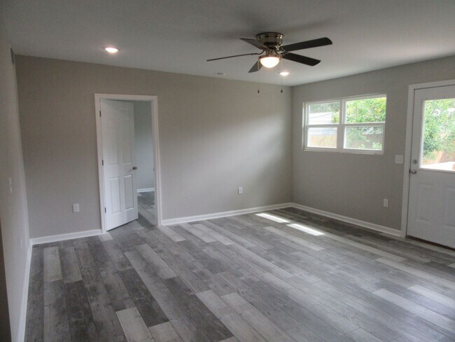 Building Photo - 9823 Clarence St