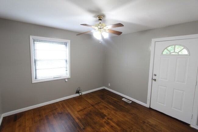 Building Photo - New On The Market!  3 Bedroom 1 Bath + Large Den.  Get to it Fast!!