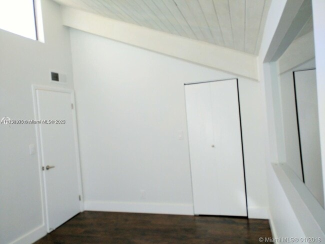 Building Photo - 589 N University Dr