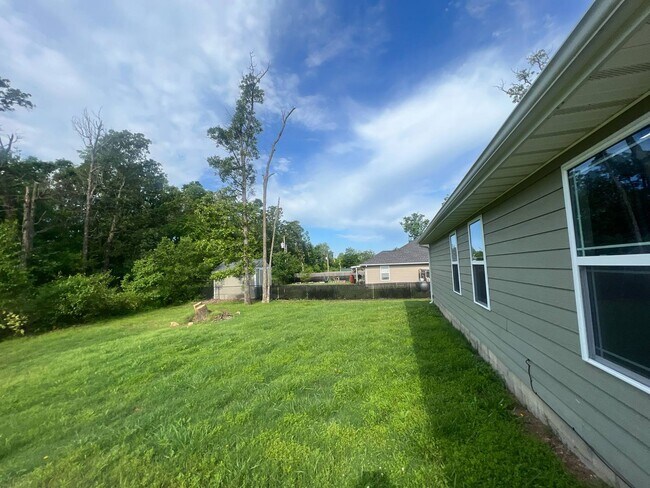Building Photo - COMING SOON IN NEOSHO MO!!!  Beautiful 3 bedroom, 2 bathroom home in Neosho in adorable neighborh...