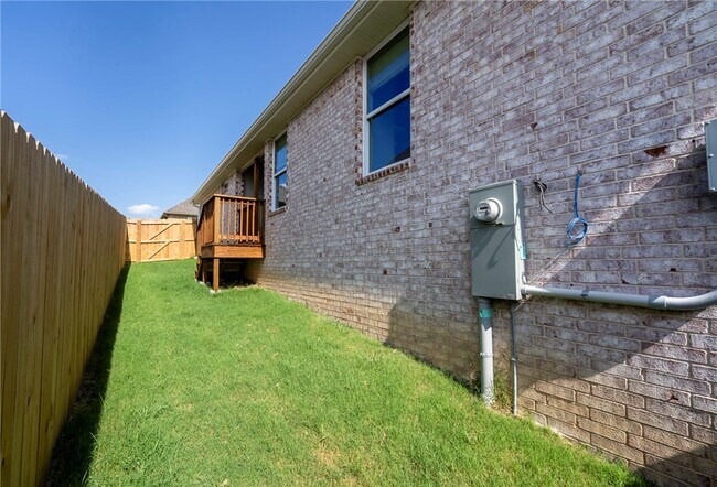 Building Photo - 4206 SW Adams Rd