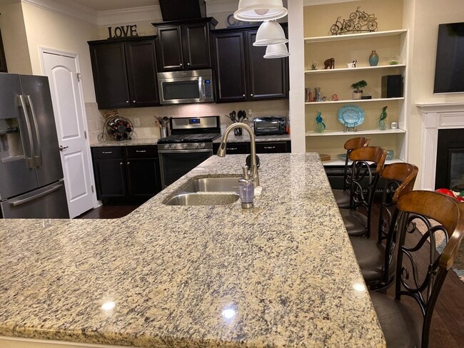 Building Photo - Beautiful 3 Bedroom, 2.5 bath with 2 Car Garage in Thompson Ridge!