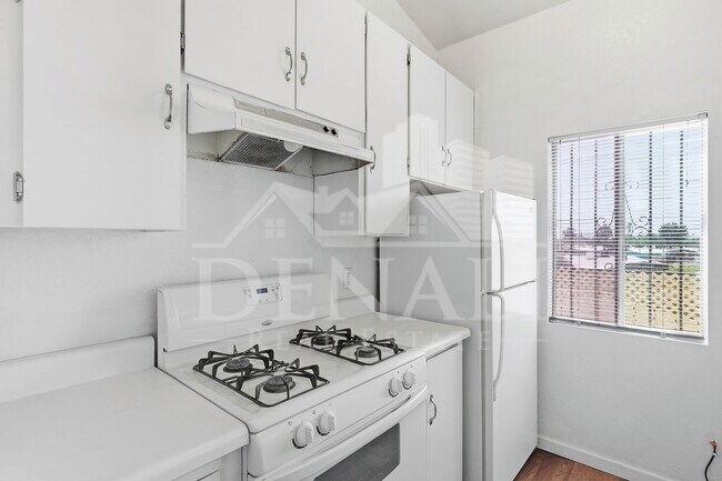 Building Photo - 808 S Langley Ave