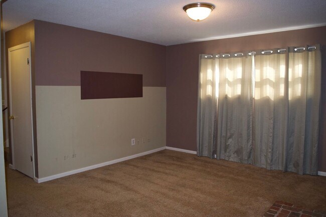 Building Photo - Great 3 Bed 2 Bath House!