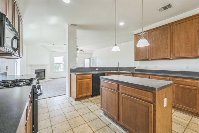 Building Photo - 18509 Sandy Bottom Dr
