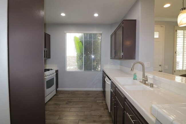 Building Photo - Townhome for Lease  in Valencia!