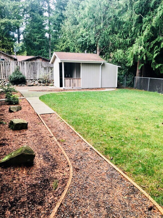 Building Photo - Home in West Bremerton with Fenced Yard