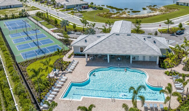 Building Photo - Live the Southwest Florida lifestyle in this lakefront villa in South Naples!