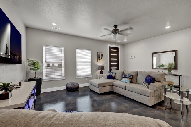 Primary Photo - 108 S Thomas Cv