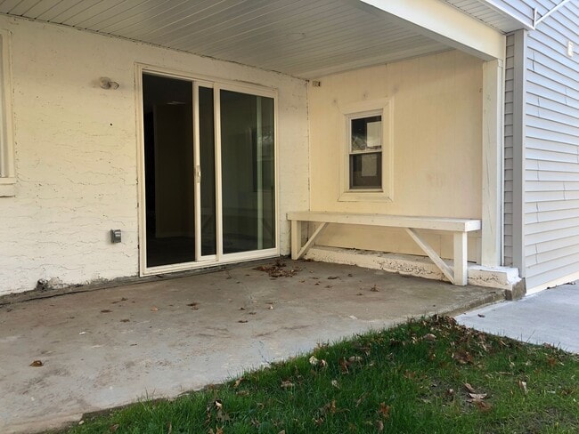 Building Photo - Recently Renovated 3 Bedroom Home! Very Spacious Living Area!! Master Bedroom with 1/2 Bath! Lots...