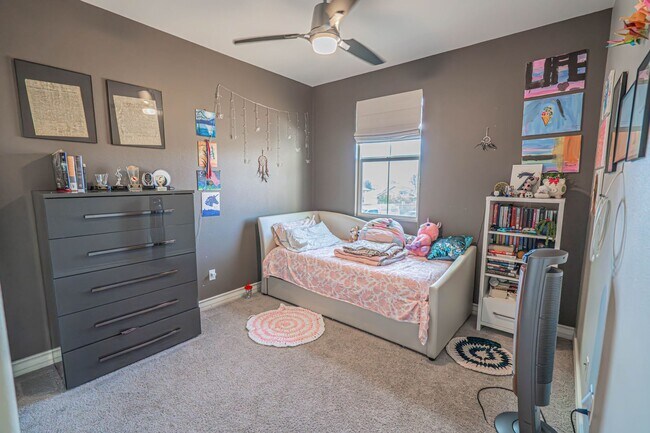 Building Photo - Beautiful 5-Bedroom Home with Outdoor Entertainer's Area in Valencia!