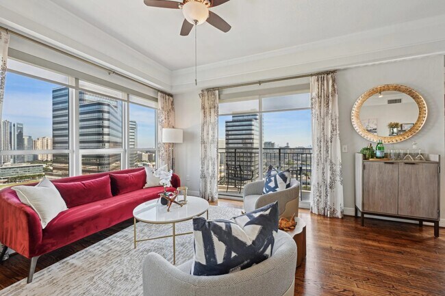 Building Photo - City Living with a Touch of Luxury!