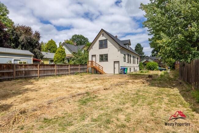 Building Photo - 542 NE Brazee St