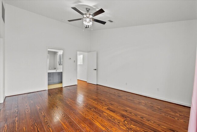 Building Photo - 2453 Wentworth St