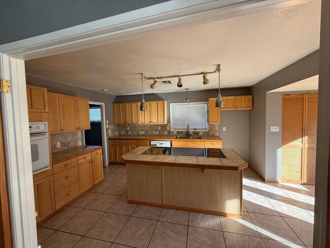 Building Photo - Peaceful Setting with Central Location!