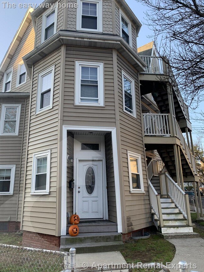 Building Photo - 406 Medford St