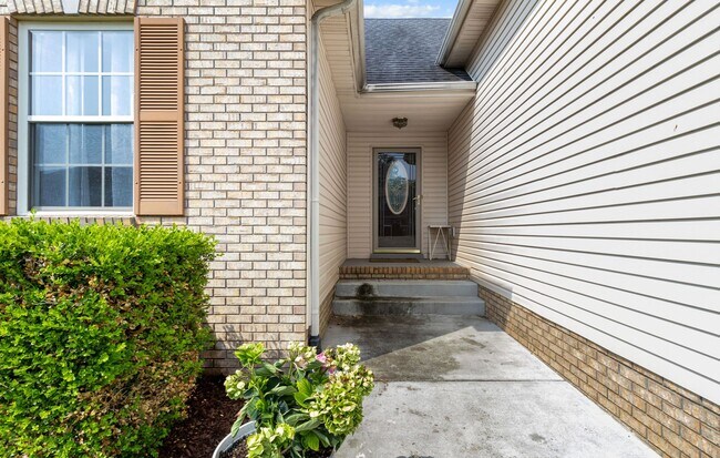 Building Photo - Beautiful Clarksville Home - Great Location!