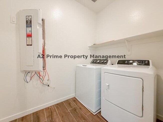 Building Photo - 920 E Anderson Ave