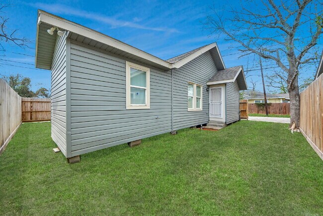 Building Photo - Historic Houston Charm with Modern Comfort Built In