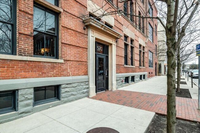 Building Photo - 570 S Front St