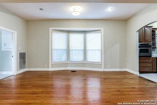 Building Photo - 4-BEDROOM IN ALAMO HEIGHTS